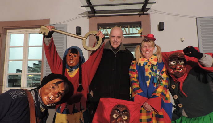 Hurra, wir haben den Rathausschlüssel, jubeln „Jaköblen, „Stöckmädlen“ und Hexen. Peter Kiesinger und Heike Christmann mußten sich geschlagen geben. Hurra, wir haben den Rathausschlüssel, jubeln „Jaköblen, „Stöckmädlen“ und Hexen. Peter Kiesinger und Heike Christmann mußten sich geschlagen geben.