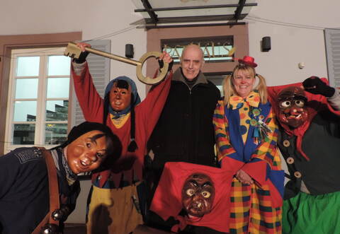 Hurra, wir haben den Rathausschlüssel, jubeln „Jaköblen, „Stöckmädlen“ und Hexen. Peter Kiesinger und Heike Christmann mußten sich geschlagen geben.