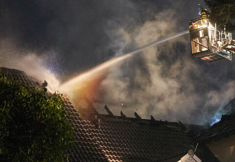 Nach einem Dachstuhlbrand in Altensteig-Garrweiler wurde ein Einfamilienhaus unbewohnbar.