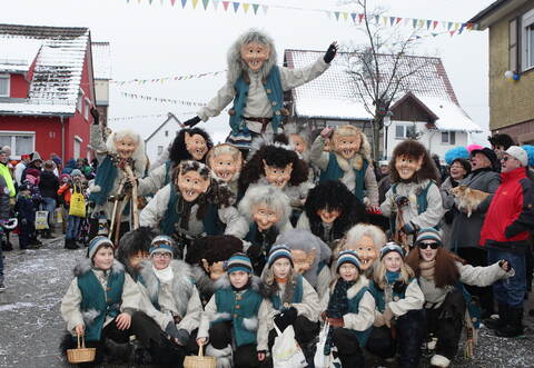 Den Pilz im Wald gelassen: Die Dennacher Troll beim Kinderfaschingsumzug.