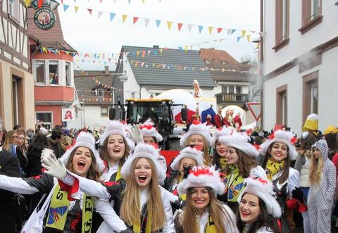 Ein Hoch auf „Ersischo“: Tanzbegabte Gardemädchen begleiteten die Fledermäuse beim Umzug durch Ersingen.