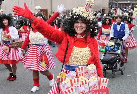 Mit jeder Menge Popcorn versüßte die Gruppe „Ex-Ex-Exclusiv“ in Ersingen den Umzug.
