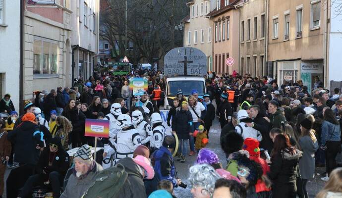 Der Fasnetsumzug durch Dillweißenstein verlief überwiegend positiv, meldete die Polizei. Der Fasnetsumzug durch Dillweißenstein verlief überwiegend positiv, meldete die Polizei.
