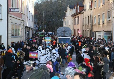 Der Fasnetsumzug durch Dillweißenstein verlief überwiegend positiv, meldete die Polizei.