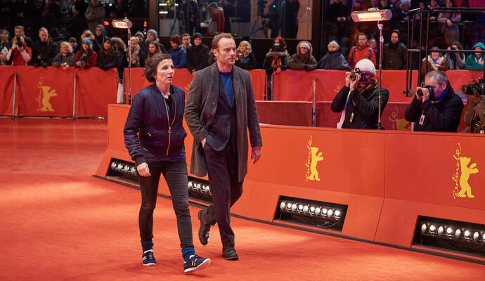 Die "Tatort"-Ermittler Nina Rubin (Meret Becker) und Robert Karow (Mark Waschke) gehen über den roten "Berlinale"-Teppich, denn die Spur bei ihrem siebten Fall „Meta“ führt ins Filmgeschäft.