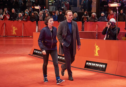 Die "Tatort"-Ermittler Nina Rubin (Meret Becker) und Robert Karow (Mark Waschke) gehen über den roten "Berlinale"-Teppich, denn die Spur bei ihrem siebten Fall „Meta“ führt ins Filmgeschäft.