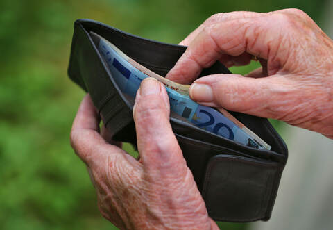 Kurz darauf bemerkte der 88-Jährige, dass in seinem Geldbeutel mehrere hundert Euro in Scheinen fehlten.