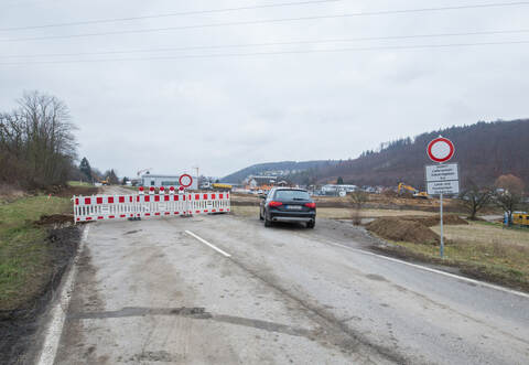 Verbotene Schleichwege: Nur Transporte ins und aus dem Bilfinger Gewerbegebiet und Landwirte dürfen an der Absperrung vorbei. Die Polizei kontrolliert, dass das nicht von anderen Autofahrern missbraucht wird. Nach anfänglichen Missverständnissen haben Bilfinger Unternehmer nun schriftliche Ausnahmegenehmigungen erhalten.