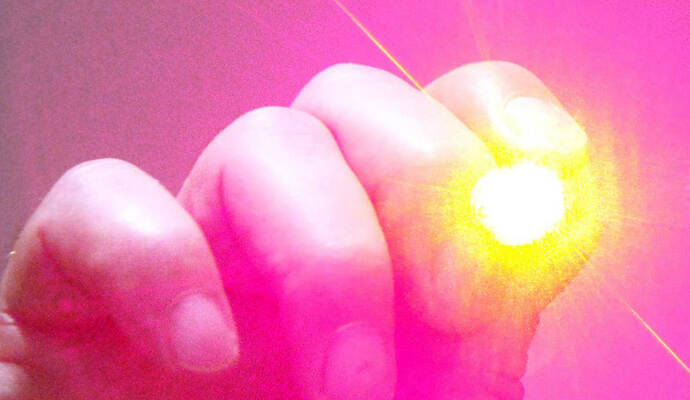 Beim Anflug auf Pforzheim ist der Pilot eines Polizeihubschraubers mit einem Laserpointer geblendet worden. Beim Anflug auf Pforzheim ist der Pilot eines Polizeihubschraubers mit einem Laserpointer geblendet worden.