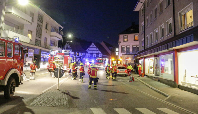 Ein Kohlenmonoxidalarm haben Rettungskräfte und die Feuerwehr nach Niefern eilen lassen. Ein Mensch wurde schwer verletzt, drei weitere kamen zur Untersuchung ins Krankenhaus. Ein Kohlenmonoxidalarm haben Rettungskräfte und die Feuerwehr nach Niefern eilen lassen. Ein Mensch wurde schwer verletzt, drei weitere kamen zur Untersuchung ins Krankenhaus.