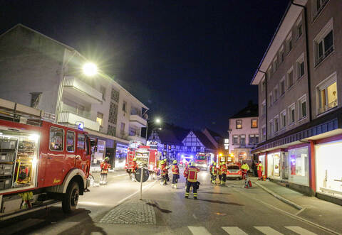 Ein Kohlenmonoxidalarm haben Rettungskräfte und die Feuerwehr nach Niefern eilen lassen. Ein Mensch wurde schwer verletzt, drei weitere kamen zur Untersuchung ins Krankenhaus.