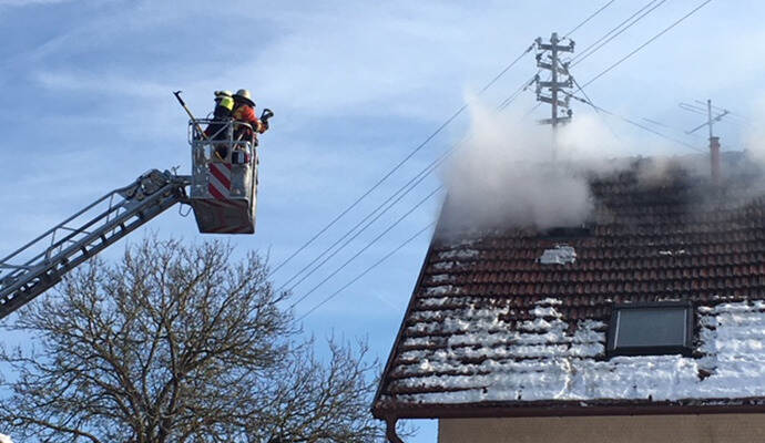 Erst als die Stromleitung über dem Haus in Engelsbrand abgeschaltet war, konnte die Feuerwehr den Dachstuhlbrand von außen effektiv angehen. Erst als die Stromleitung über dem Haus in Engelsbrand abgeschaltet war, konnte die Feuerwehr den Dachstuhlbrand von außen effektiv angehen.