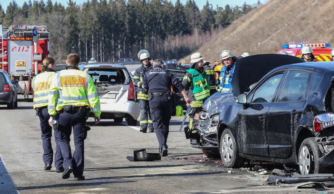 Auf der A8 von Stuttgart in Fahrtrichtung Karlsruhe hat sich am Sonntagmittag auf Höhe Wimsheim ein schwerer Unfall ereignet. Dabei sind zwei Menschen ums Leben gekommen.