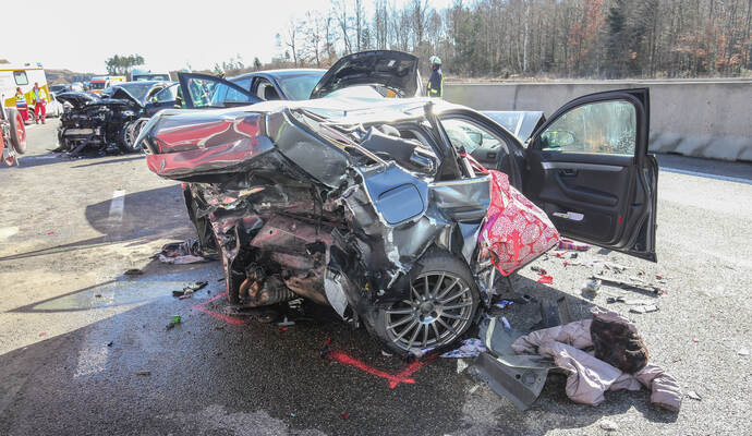 Ein Trümmerfeld: Zwei Personen sind bei dem Horror-Crash auf der A8 ums Leben gekommen.
