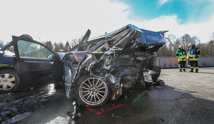 Auf der A8 von Stuttgart in Fahrtrichtung Karlsruhe hat sich am Sonntagmittag auf Höhe Wimsheim ein schwerer Unfall ereignet. Dabei sind zwei Menschen ums Leben gekommen.
