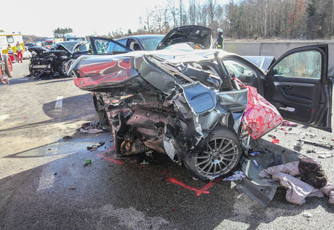 Ein Trümmerfeld: Zwei Personen sind bei dem Horror-Crash auf der A8 ums Leben gekommen.