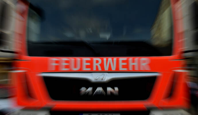 Der Spiegel, die Scheibe der Fahrertür und Teile des Aufbaus des Löschfahrzeugs wurden beschädigt. Der Spiegel, die Scheibe der Fahrertür und Teile des Aufbaus des Löschfahrzeugs wurden beschädigt.
