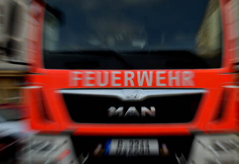 Der Spiegel, die Scheibe der Fahrertür und Teile des Aufbaus des Löschfahrzeugs wurden beschädigt.