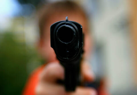 Mit einem Druckluftrevolver schoss der 30-Jährige gegen die Scheiben der Bahn.