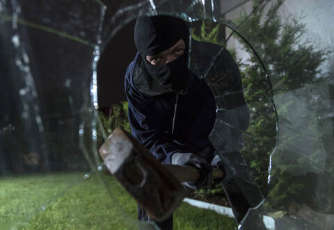 Die Einbrecher schlugen eine Scheibe ein und gelangten so in das Wohnhaus.