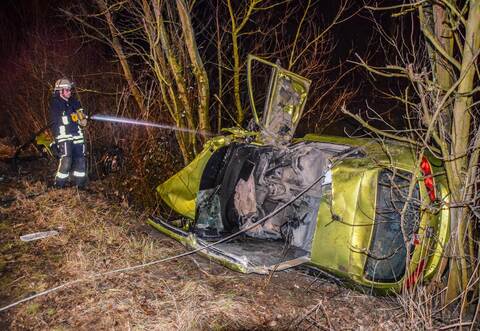 In diesem Seat wurden zwei Personen eingeklemmt. Das Auto fing nach dem Unfall zu rauchen und zu brennen an.