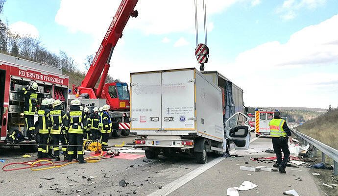 Ein Kleintransporter ist am Mittwochmittag auf der A8 auf einen 40-Tonner-Lkw aufgefahren. Im Motorraum gab es einen Brand. Der Unfallfahrer starb in seinem Fahrzeug.