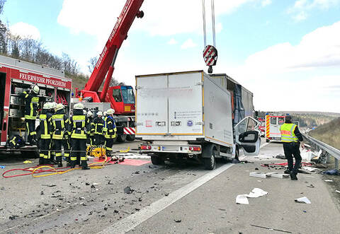 Ein Kleintransporter ist am Mittwochmittag auf der A8 auf einen 40-Tonner-Lkw aufgefahren. Im Motorraum gab es einen Brand. Der Unfallfahrer starb in seinem Fahrzeug.