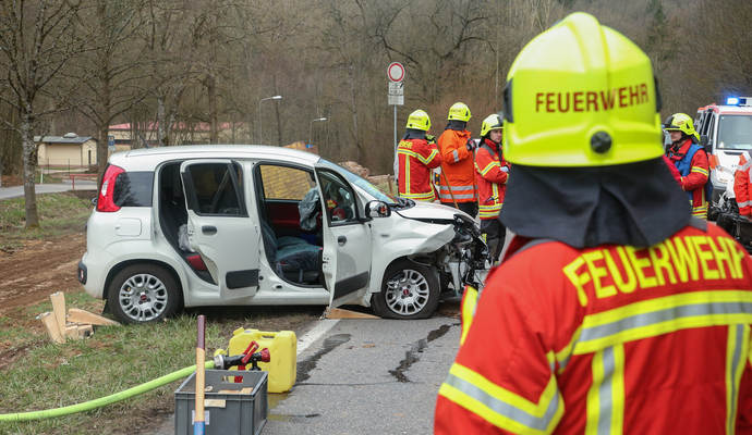Die Feuerwehr war mit den Bergungs- und Rettungsmaßnahmen beschäftigt. Die Feuerwehr war mit den Bergungs- und Rettungsmaßnahmen beschäftigt.