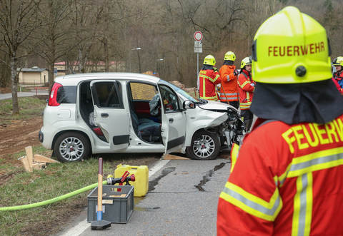 Die Feuerwehr war mit den Bergungs- und Rettungsmaßnahmen beschäftigt.