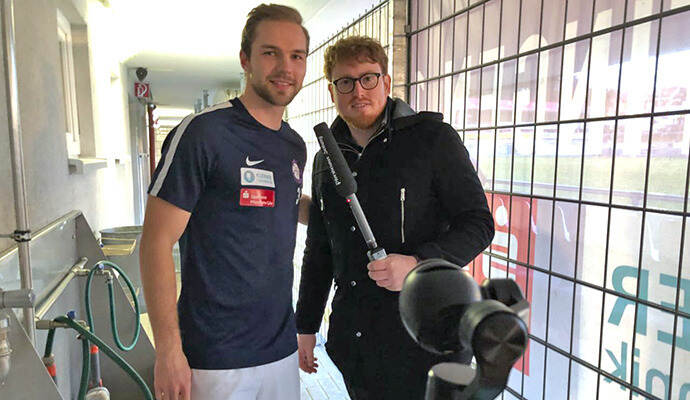 Holger Fuchs vom FC Nöttingen unterhält sich mit PZ-Redakteur Johannes Röckinger vor dem Derby in den Katakomben des Panoramastadions.