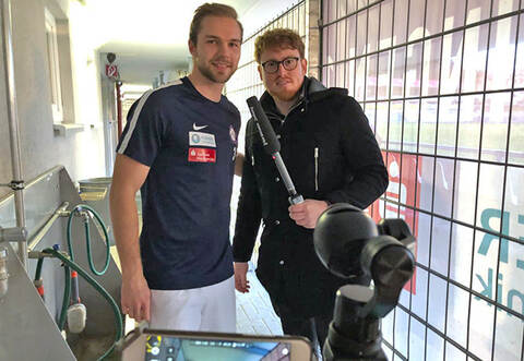 Holger Fuchs vom FC Nöttingen unterhält sich mit PZ-Redakteur Johannes Röckinger vor dem Derby in den Katakomben des Panoramastadions.