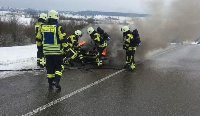 Die Feuerwehrleute aus Ölbronn-Dürrn kämpften am Sonntagmorgen bei eisiger Kälte gegen die Flammen.
