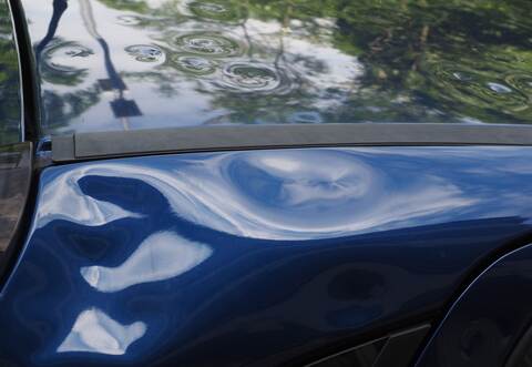 Ohne sich um den angerichteten Schaden zu kümmern, fuhr der unbekannte Unfallverursacher weiter.