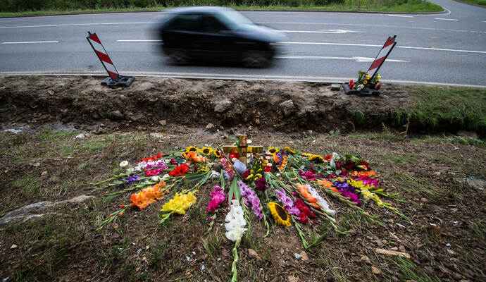 Blumen und Kerzen liegen als Zeichen der Trauer an der Landstraße 361 zwischen Nagold und Mötzingen. Am 11. August war dort ein Müllwagen auf ein Auto gekippt, wobei fünf Insassen ums Leben kamen.