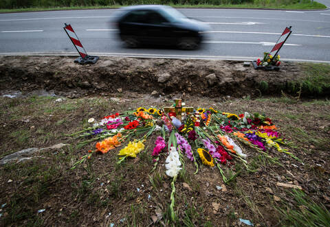 Blumen und Kerzen liegen als Zeichen der Trauer an der Landstraße 361 zwischen Nagold und Mötzingen. Am 11. August war dort ein Müllwagen auf ein Auto gekippt, wobei fünf Insassen ums Leben kamen.