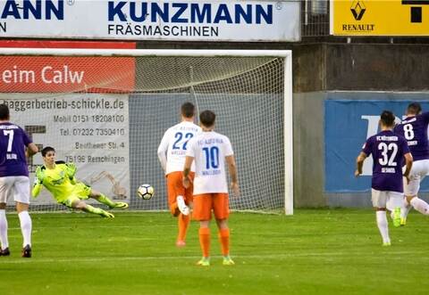 Das Hinspiel gegen Walldorf gewann der FC Nöttingen mit 3:0. Dabei verschoss Timo Brenner (rechts) noch einen Elfmeter.
