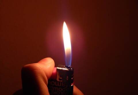 Mit einem Feuerzeug zündete der Sechsjährige alte Spielsachen an, um sein Zimmer zu heizen.