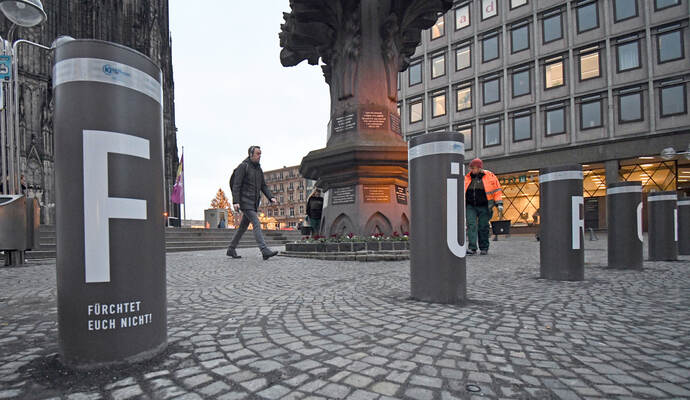 Poller stehen auch vor dem Kölner Dom. In Pforzheim sollen diese im Rahmen des Umbaus der Fußgängerzone eingebaut werden.