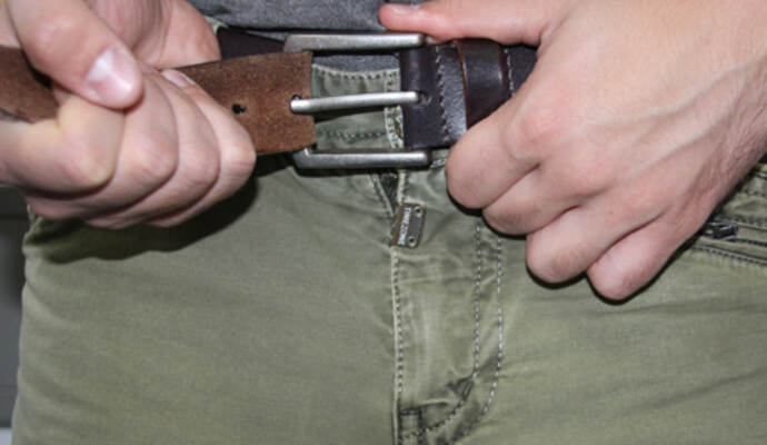 Im weiteren Verlauf starrte der Unbekannte die Frau zunächst obszön an und begann kurz darauf, an seinem Geschlechtsteil zu hantieren. Im weiteren Verlauf starrte der Unbekannte die Frau zunächst obszön an und begann kurz darauf, an seinem Geschlechtsteil zu hantieren.