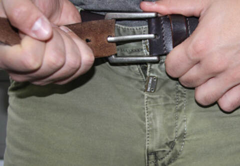 Im weiteren Verlauf starrte der Unbekannte die Frau zunächst obszön an und begann kurz darauf, an seinem Geschlechtsteil zu hantieren.