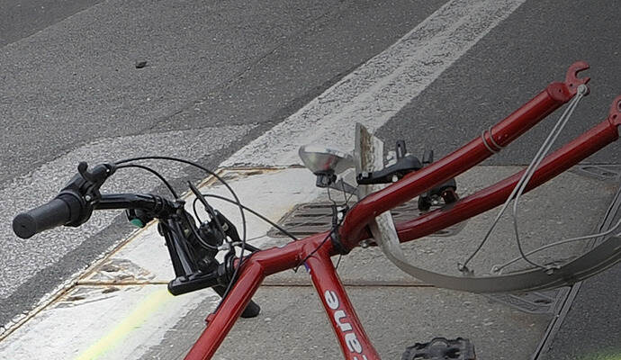 Der Radfahrer stürzte, doch der Autofahrer fuhr einfach weiter. Der Radfahrer stürzte, doch der Autofahrer fuhr einfach weiter.