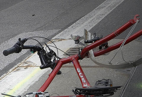 Der Radfahrer stürzte, doch der Autofahrer fuhr einfach weiter.