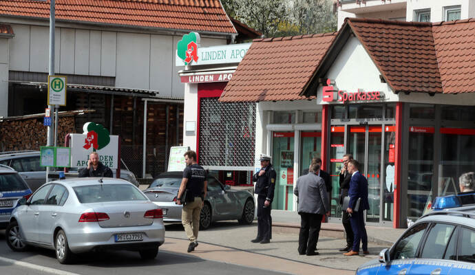 Zwei Bankräuber haben im April 2017 die Sparkasse in Öschelbronn überfallen. Zwei Bankräuber haben im April 2017 die Sparkasse in Öschelbronn überfallen.
