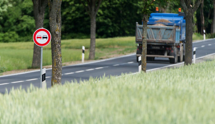 Weil er einen vor ihm fahrenden Lkw überholen wollte, hat ein VW-Fahrer bei Calw einen Auffahrunfall verursacht. Weil er einen vor ihm fahrenden Lkw überholen wollte, hat ein VW-Fahrer bei Calw einen Auffahrunfall verursacht.