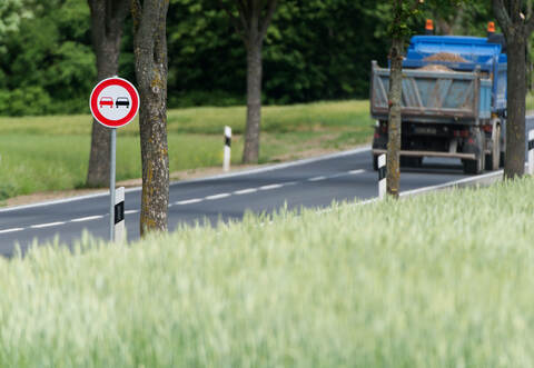 Weil er einen vor ihm fahrenden Lkw überholen wollte, hat ein VW-Fahrer bei Calw einen Auffahrunfall verursacht.
