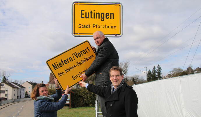 Das passende Ortsschild haben Nieferns Bürgermeisterin Birgit Förster, Eutingens Ortsvorsteher Helge Hutmacher sowie Landtagsabgeordneter Erik Schweickert symbolisch direkt schon einmal am Eutinger Ortseingang montiert. Das passende Ortsschild haben Nieferns Bürgermeisterin Birgit Förster, Eutingens Ortsvorsteher Helge Hutmacher sowie Landtagsabgeordneter Erik Schweickert symbolisch direkt schon einmal am Eutinger Ortseingang montiert.