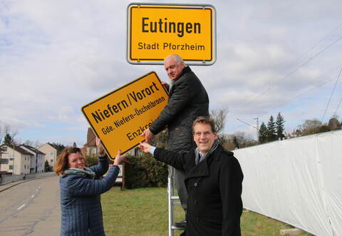 Das passende Ortsschild haben Nieferns Bürgermeisterin Birgit Förster, Eutingens Ortsvorsteher Helge Hutmacher sowie Landtagsabgeordneter Erik Schweickert symbolisch direkt schon einmal am Eutinger Ortseingang montiert.