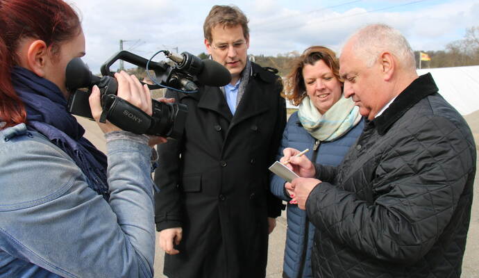 Nur ein Aprilscherz: Der Eutinger Ortsvorsteher Helge Hutmacher (rechts) will nicht den Stadtteil von Pforzheim ausgemeinden und dann von Niefern-Öschelbronn eingemeindet werden. Den Videospaß vor der Kamera von Daniela Samsony (links) mitgespielt haben die Niefern-Öschelbronner Bürgermeisterin Birgit Förster sowie der aus Niefern stammende Landtagsabgeordnete Erik Schweickert. Nur ein Aprilscherz: Der Eutinger Ortsvorsteher Helge Hutmacher (rechts) will nicht den Stadtteil von Pforzheim ausgemeinden und dann von Niefern-Öschelbronn eingemeindet werden. Den Videospaß vor der Kamera von Daniela Samsony (links) mitgespielt haben die Niefern-Öschelbronner Bürgermeisterin Birgit Förster sowie der aus Niefern stammende Landtagsabgeordnete Erik Schweickert.