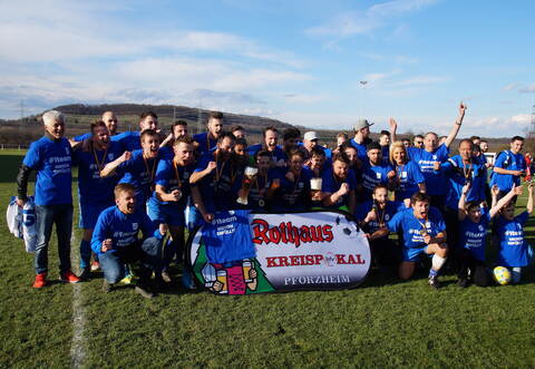 Jubel beim FV Knittlingen: Sie haben das Finale gegen den TSV Wurmberg-Neubärental gewonnen und sind Kreispokalsieger.