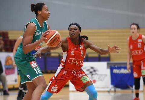 Eine klare Sache war bereits das Pokal-Halbfinale der Rutronik Stars mit Alicia DeVaughn (links) gegen Chemnitz mit Abigal Veroswo Asoro. 